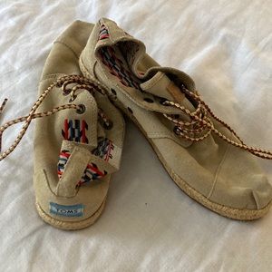 Tom’s chukka embroidered moccasins